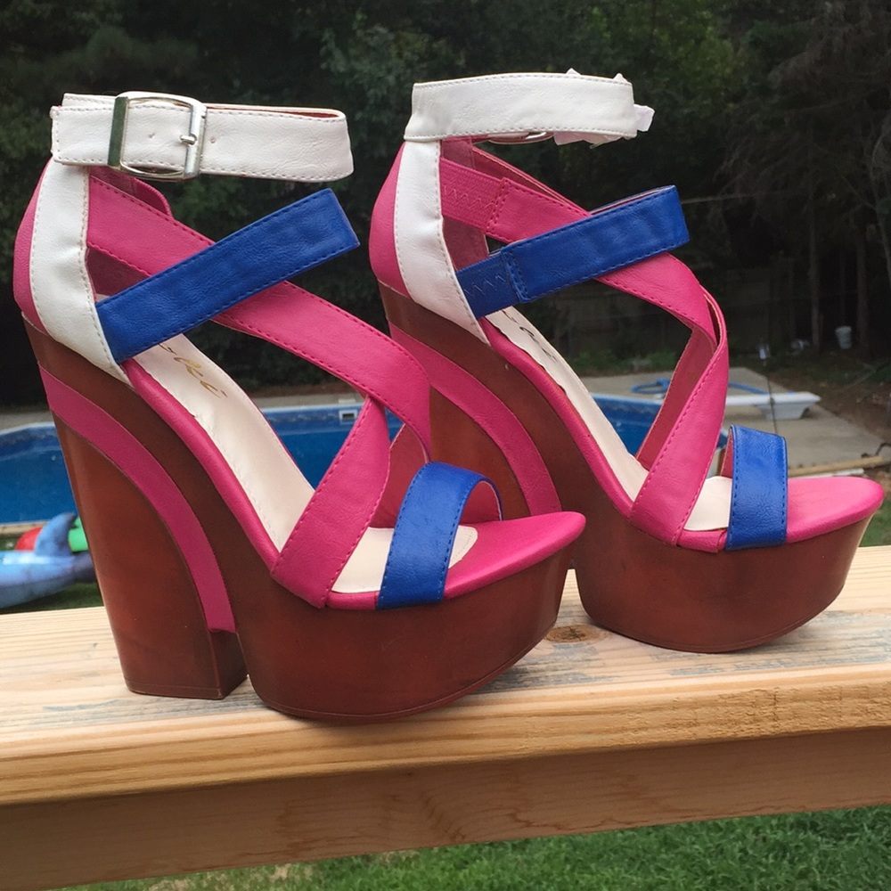 FUCHSIA STRAPPY WOODEN WEDGE HEELS